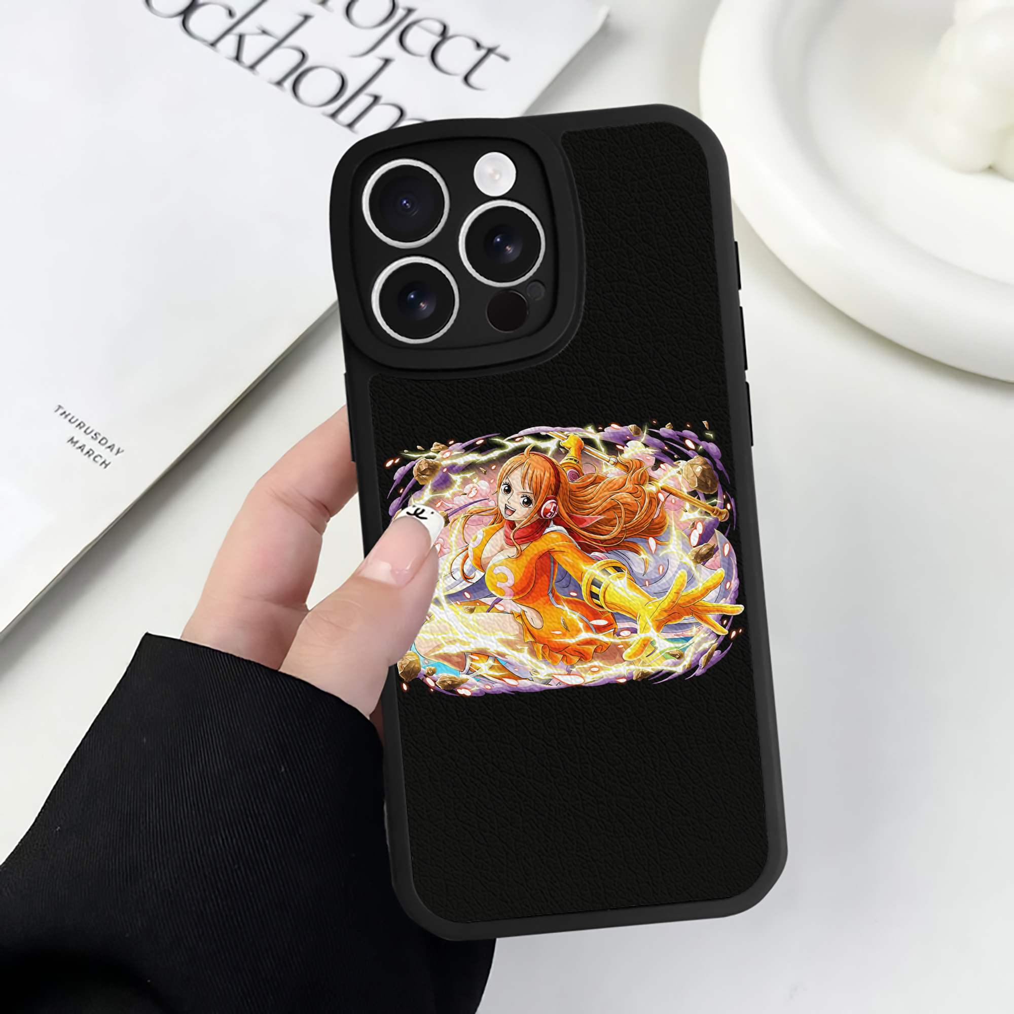（画像用） ワンピース ナミ ONE PIECE Nami 【iPhone 16シリーズ対応】シリコンスマホケース（レザー調） 材質：シリコン
